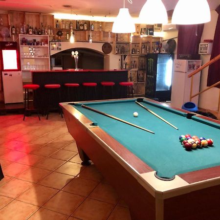Whole Basement Former Pub3 For Bachelor / Bachelorette Party บูดาเปสต์ ภายนอก รูปภาพ