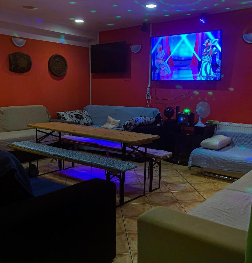 Whole Basement Former Pub3 For Bachelor / Bachelorette Party บูดาเปสต์ ภายนอก รูปภาพ