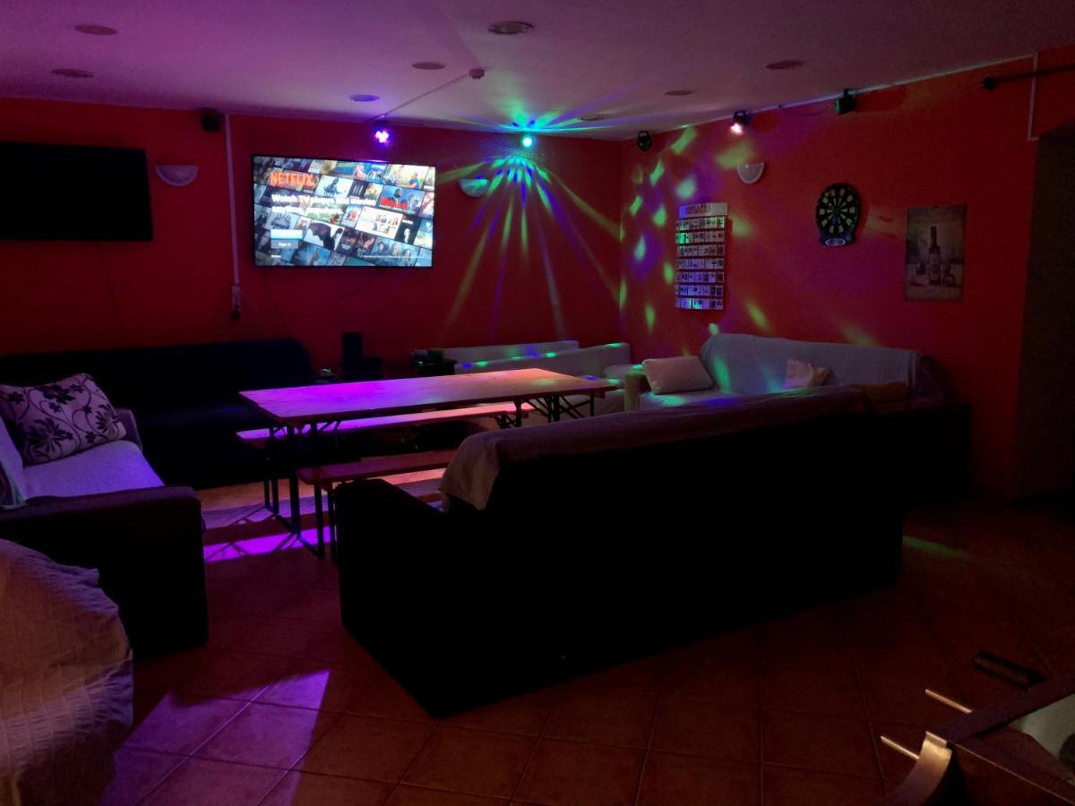 Whole Basement Former Pub3 For Bachelor / Bachelorette Party บูดาเปสต์ ภายนอก รูปภาพ
