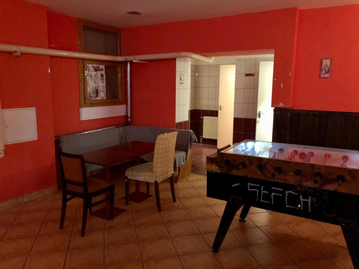 Whole Basement Former Pub3 For Bachelor / Bachelorette Party บูดาเปสต์ ภายนอก รูปภาพ