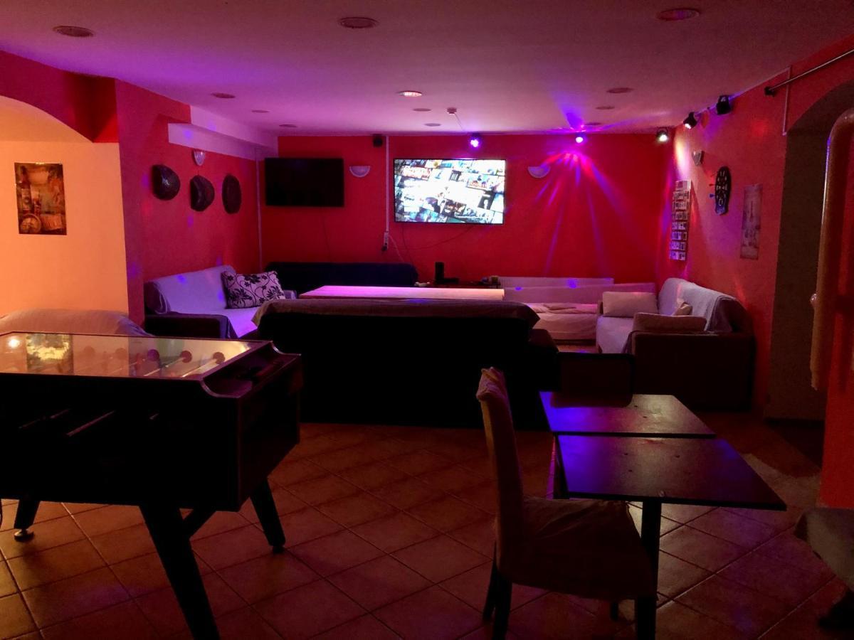 Whole Basement Former Pub3 For Bachelor / Bachelorette Party บูดาเปสต์ ภายนอก รูปภาพ